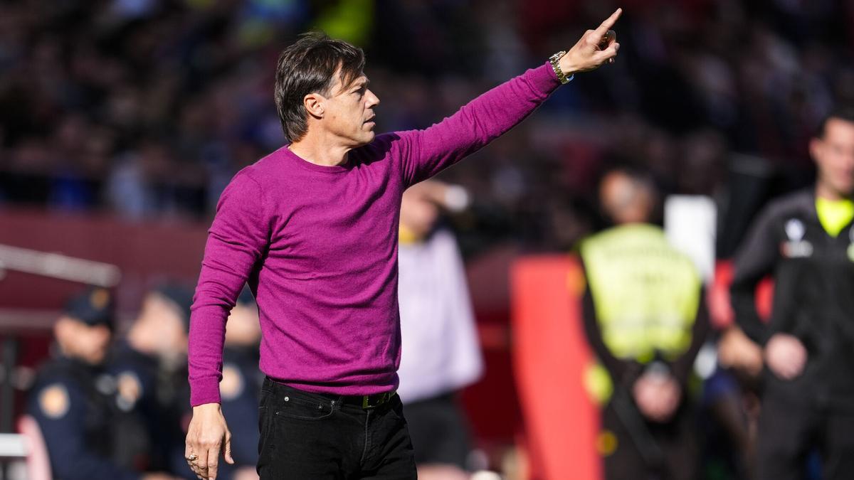 Matías Almeyda da indicaciones durante el partido de fútbol de LaLiga EA Sports disputado entre el Sevilla FC y el Real Oviedo en el estadio Ramón Sánchez-Pizjuán.