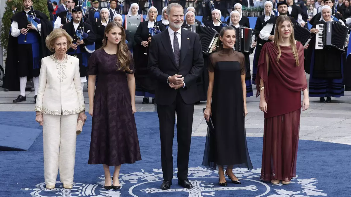 VÍDEO: Así fue la llegada de la Familia Real a los premios "Princesa de Asturias" y su paso por la alfombra azul