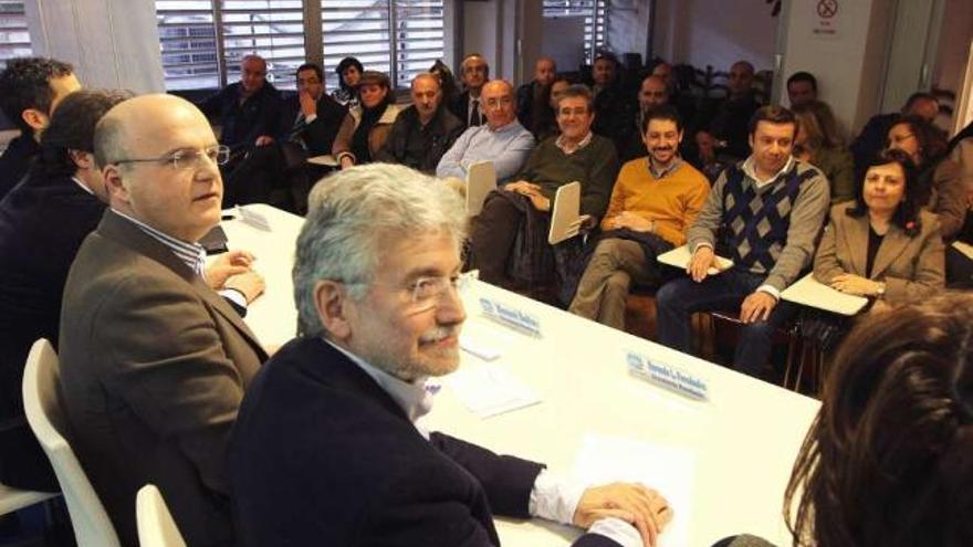 Baltar (izda.) y Rosendo Fernández (en primer término), en un momento de la asamblea de ayer. // I. Osorio