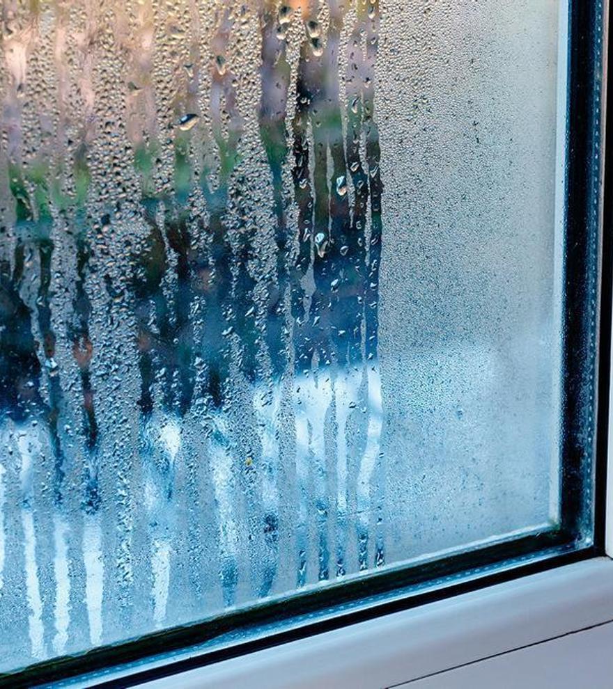 Adiós a la humedad y la condensación de las ventanas: la cucharada de jabón que debes poner en el borde