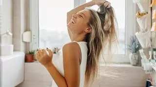 Si notas el pelo más fino y con menos cuerpo, quizá tu rutina debería empezar por la raíz