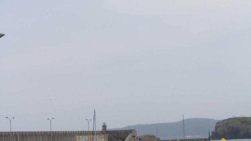 Barcos, ayer, amarrados en el muelle candasín.