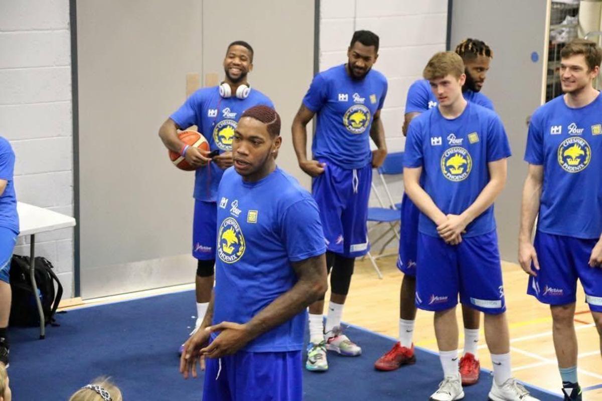 Kinu Rochford con su equipo.