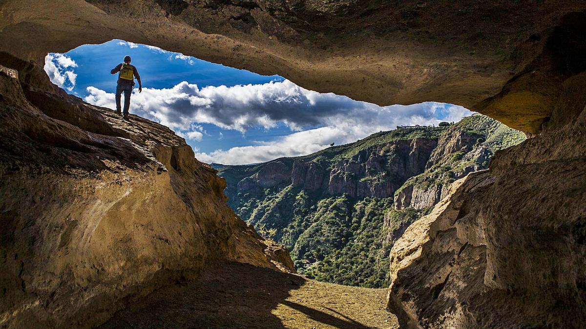 Interior de la Caldera de Bandama desde las Cuevas de Los Canarios. | | JOSÉ CARLOS GUERRA