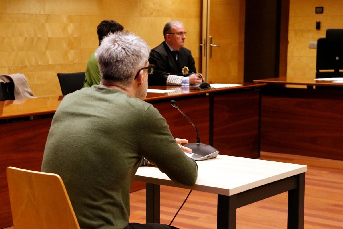 El sotsinspector dels Mossos condemnat per posar benzina a cotxes particulars assegut al banc dels acusats de l'Audiència de Girona.