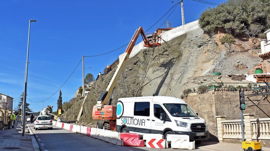 Les obres del talús del carrer Pirineu de Súria afecten el trànsit a la carretera de Castelladral