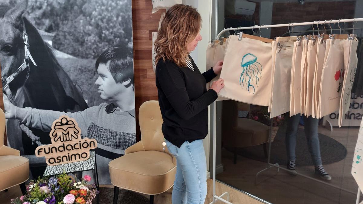 Asnimo ha puesto a la venta bolsas con diseños hechos por sus usuarios