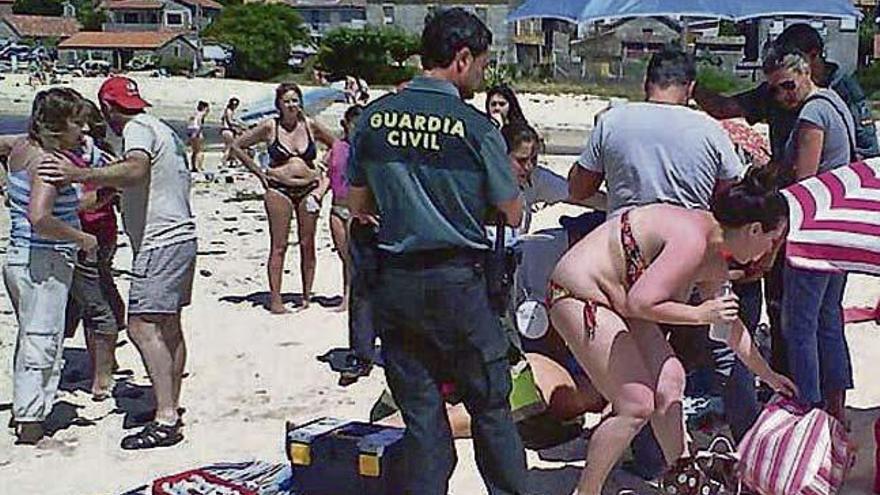 Los equipos de emergencias se trasladaron a la playa. // FdV