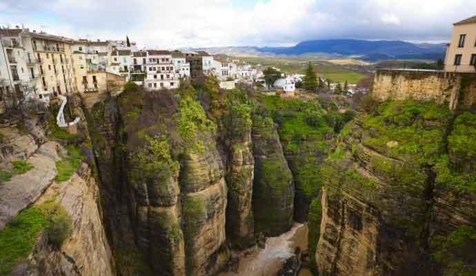 El río Guadalevín que divide el pueblo.