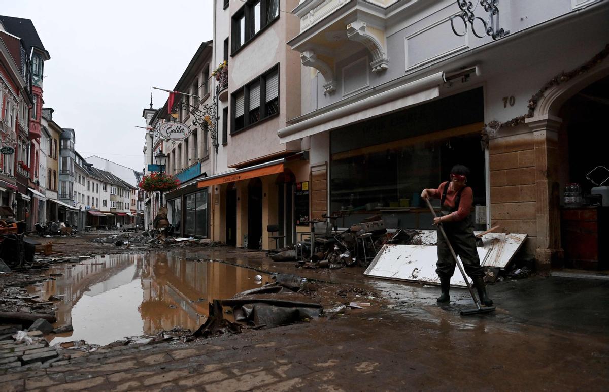 Un residente de la localidad alemana de Ahrweiler-Bad Neenah limpia la calle tras las fuertes lluvias y las inundaciones que han afectado gravemente a la población. 