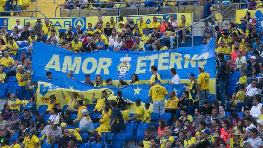 Imagen de un sector de la Curva, con la Peña Germán Dévora y la pancarta &#039;Amor eterno&#039;.