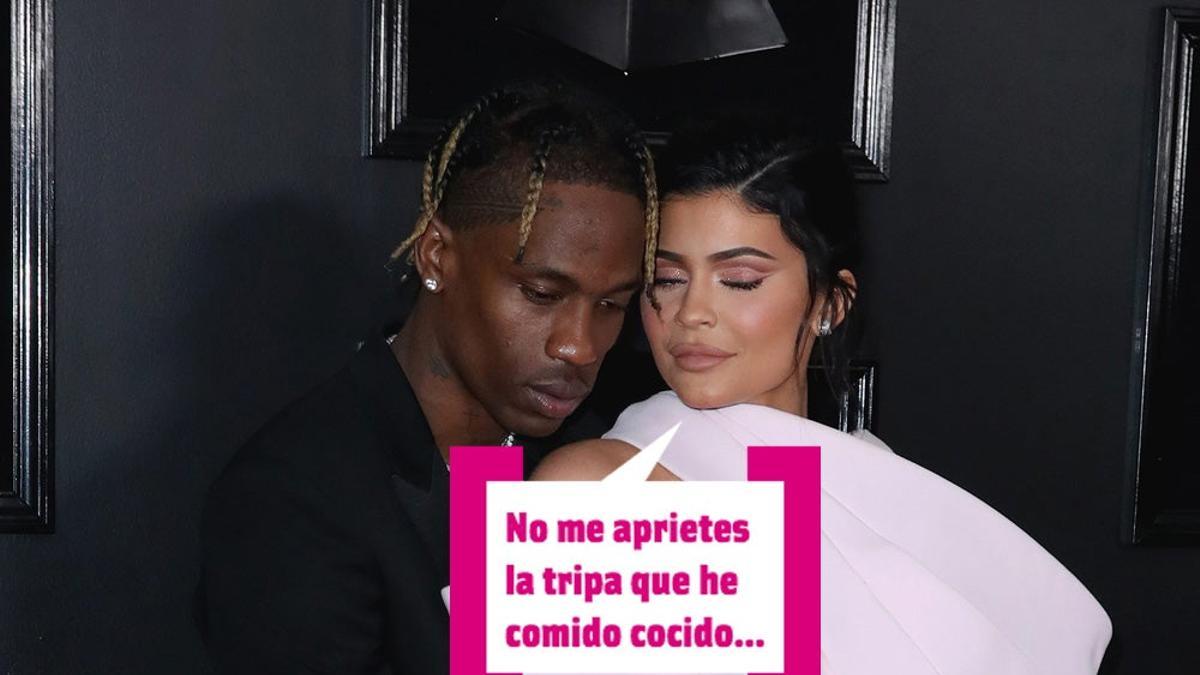 Travis Scott toca todo el rato la barriga de Kylie Jenner