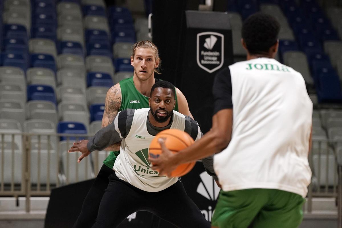 Osetkowski y Ejim, durante el entrenamiento de este martes.