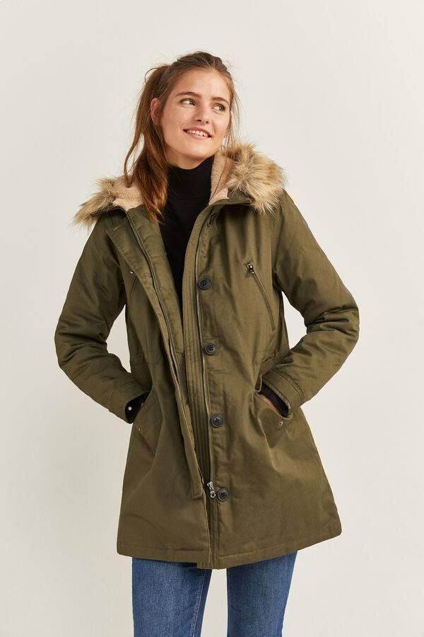 Parka con capucha, pelo de quita y pon, forro polar y tirantes para colgar en la espalda
