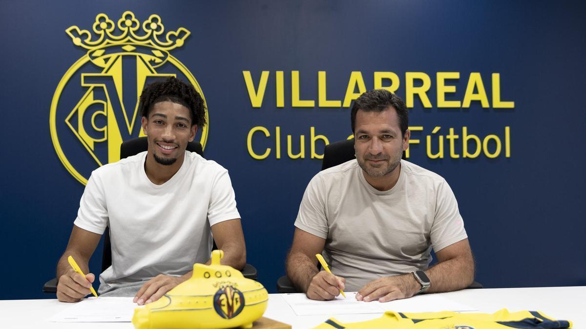 La firma entre Nathan Saliba y Fernando Roig Negueroles.