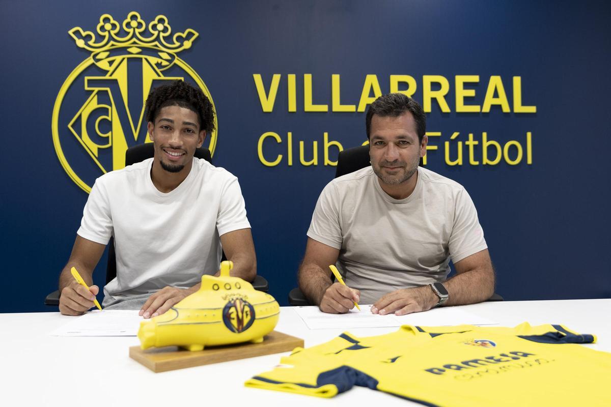 La firma entre Nathan Saliba y Fernando Roig Negueroles.
