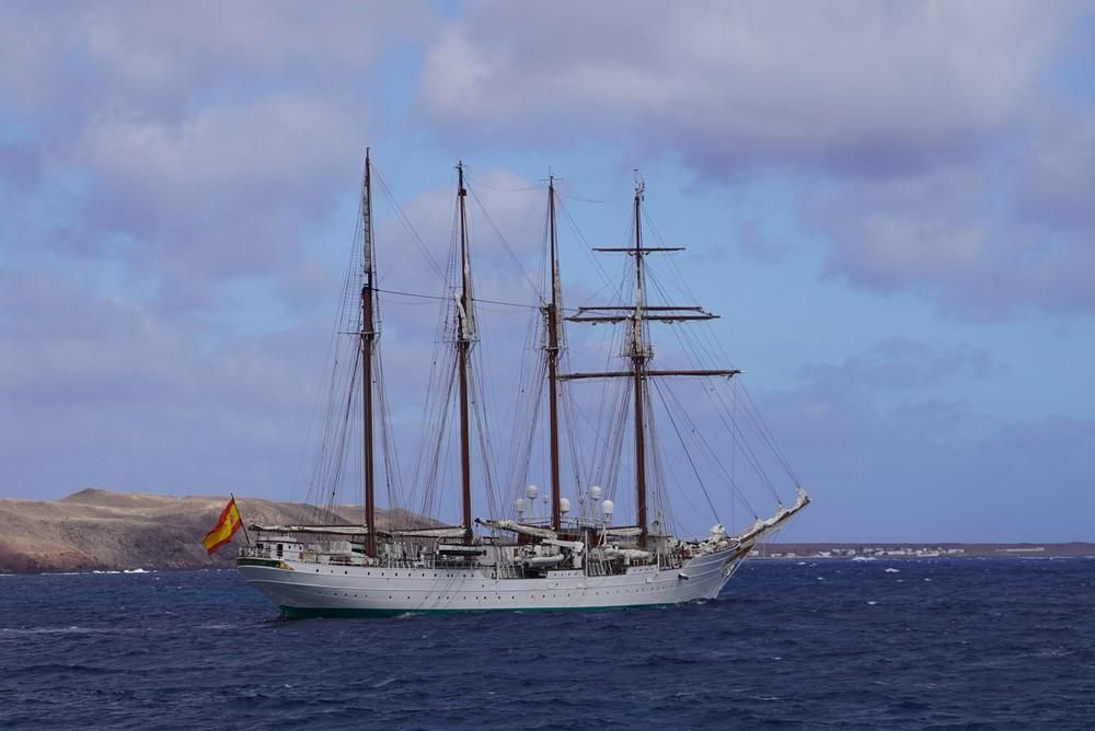 El buque escuela 'Juan Sebastián Elcano' visita por primera vez La Graciosa