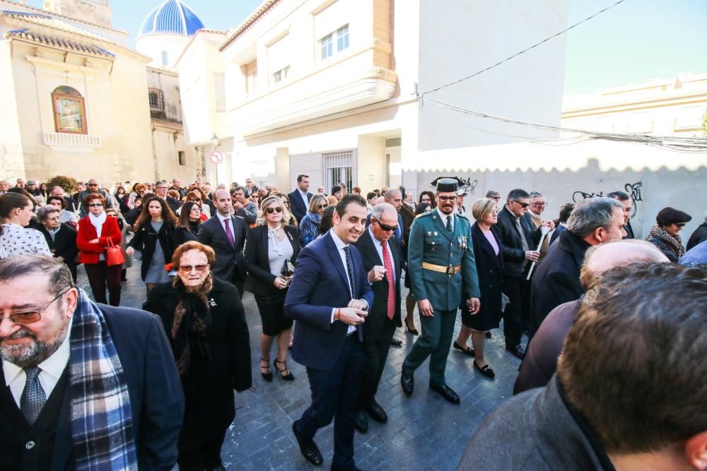 Miles de fieles han acompañado la imagen de Santa Águeda hasta su ermita en un camino jalonado por puestos de dulces