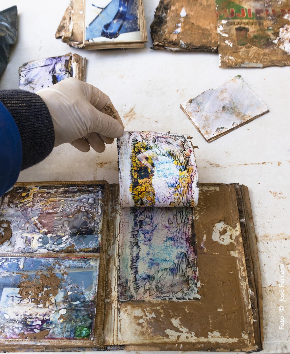 Algunas de las fotografías recuperadas, aún manchadas por el barro.