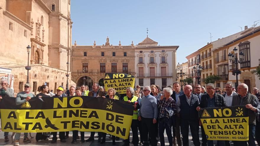 Los afectados por la línea de alta tensión Hinojar-Águilas protestan frente al Ayuntamiento de Lorca