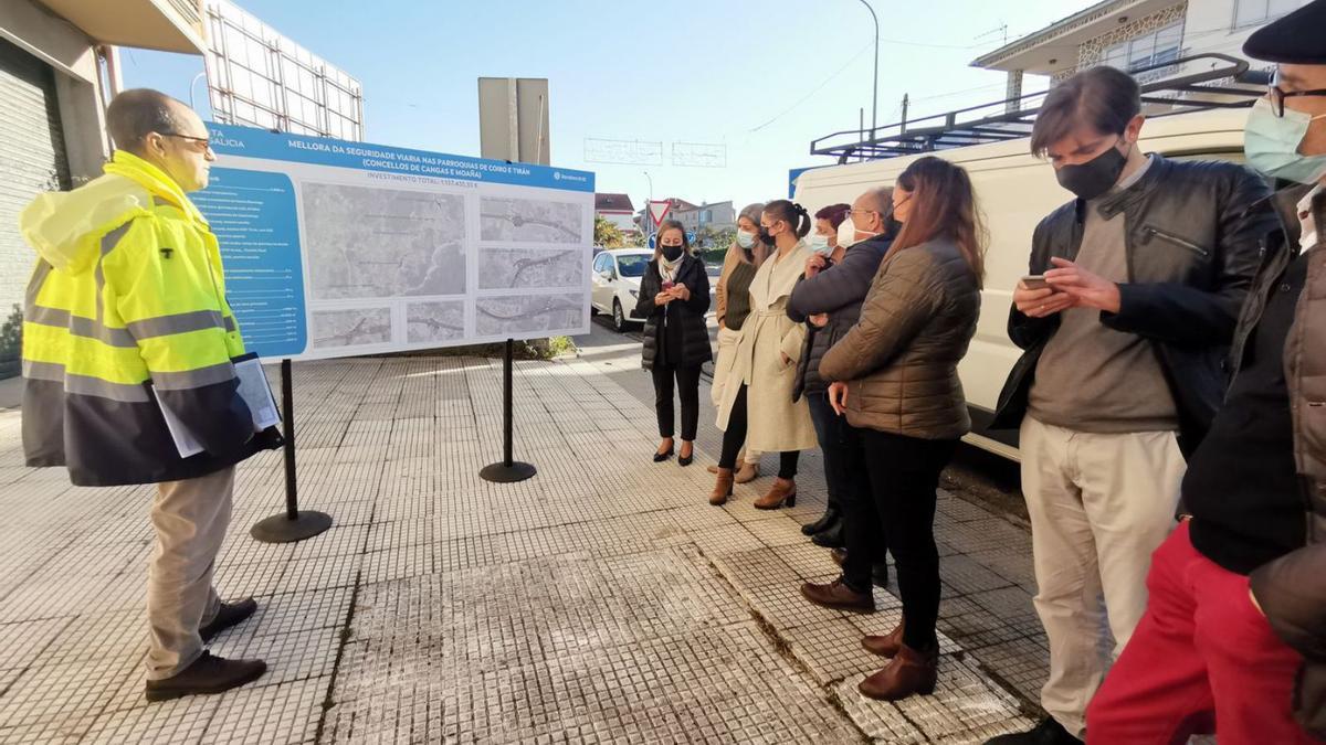 A la dcha., la conselleira de Infraestructuras y las alcaldesas de Cangas y Moaña, con varios ediles. |   // S.Á.