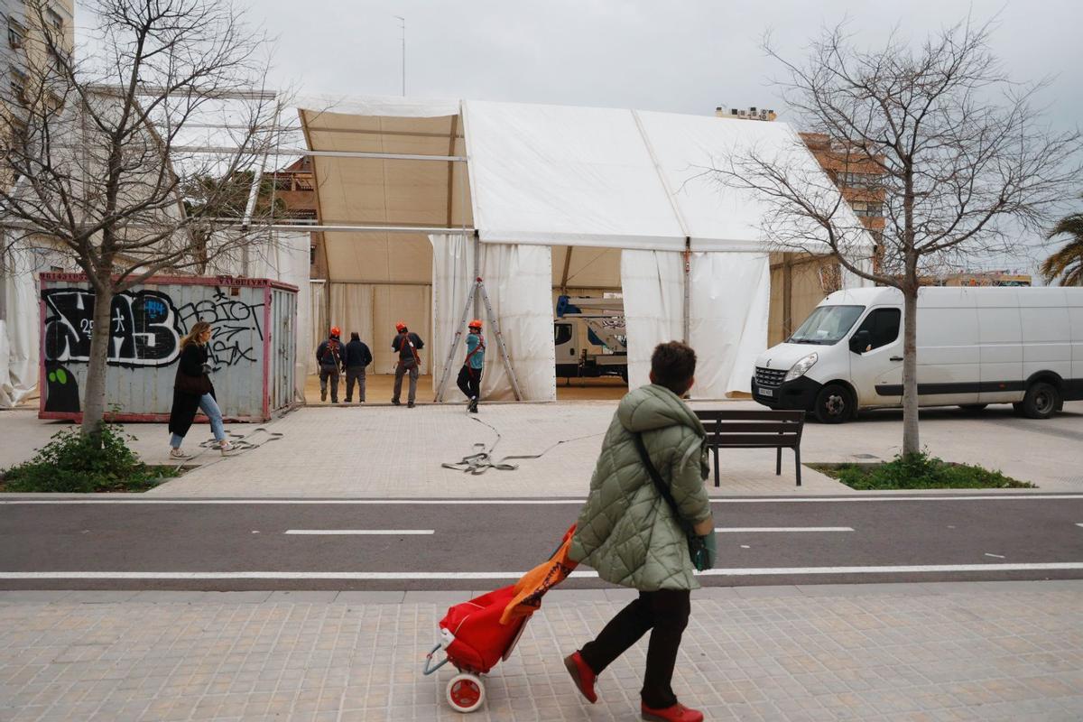 La carpa fallera que se adelanta al calendario: así es el montaje de la Falla Barrio Beteró