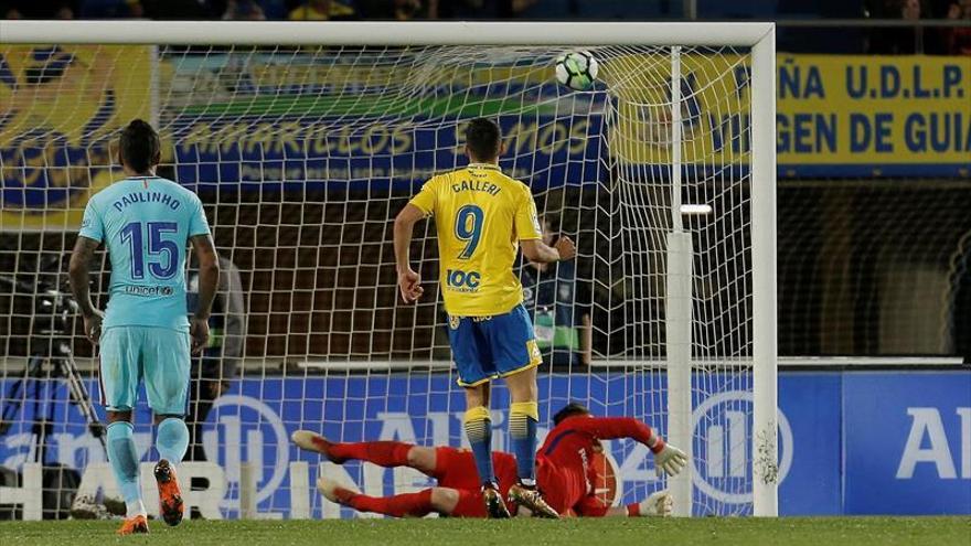 El Barça pincha en Las Palmas y reaviva la lucha por el título