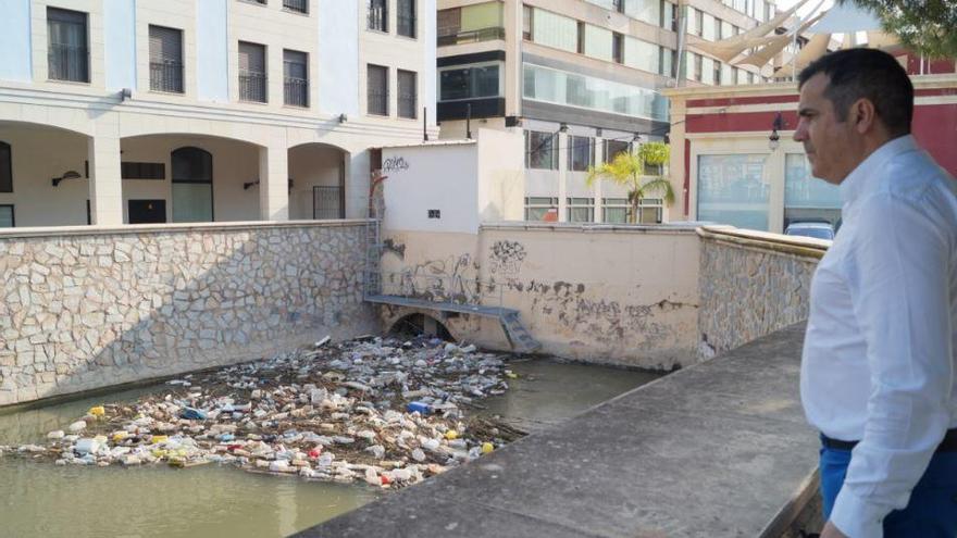 El concejal ha visitado esta mañana la zona en la que han aparecido los residuos.