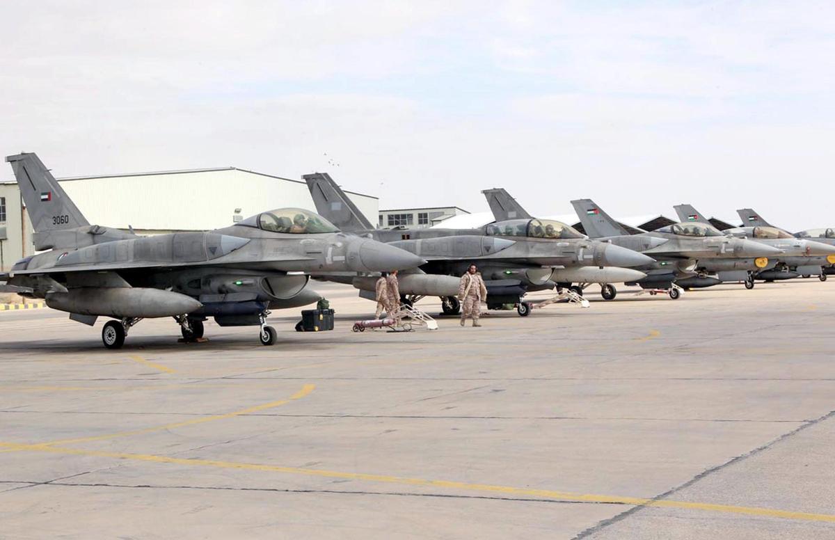 Una imagen distribuida por la Agencia de Noticias de Jordania muestra cazas F-16 de los Emiratos Árabes Unidos en una base aérea jordana, el 8 de febrero de 2015
