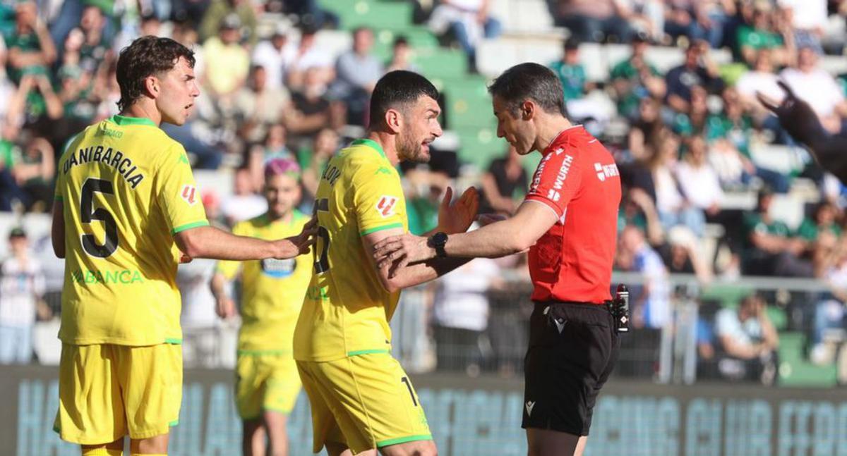 Pablo Vázquez discute con González Esteban en el derbi. |  I. López