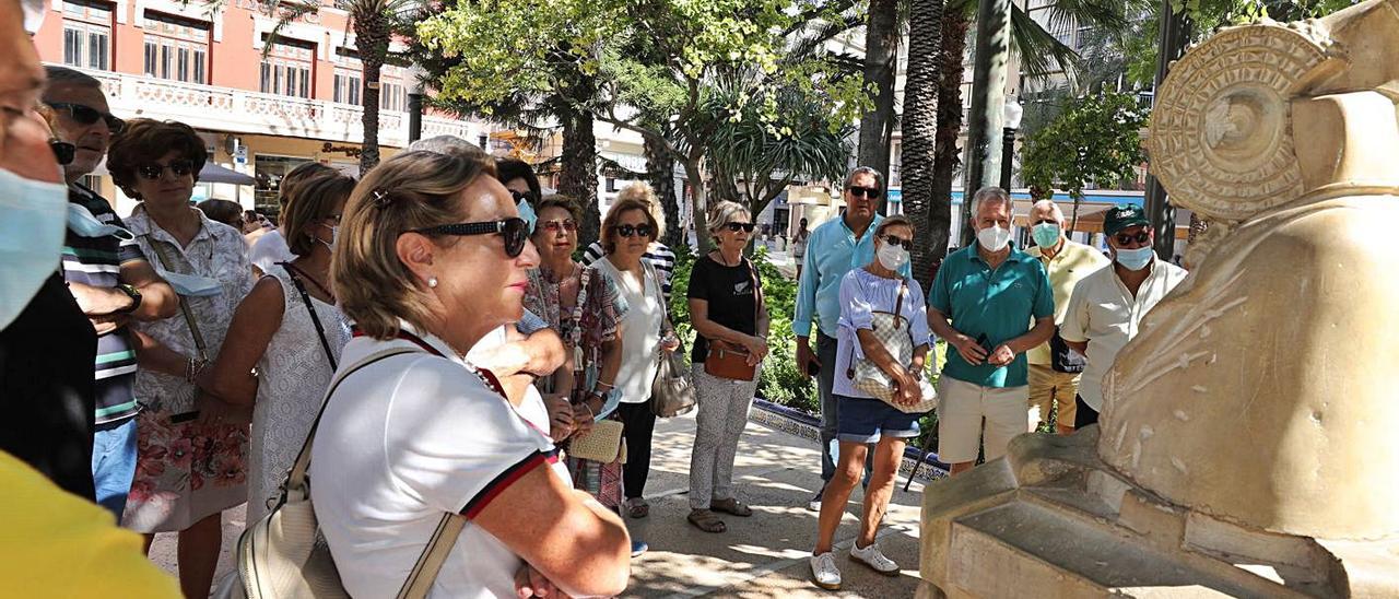 Visitantes contemplan, ayer, la réplica de la Dama de Elche que se puede ver en la Glorieta. |