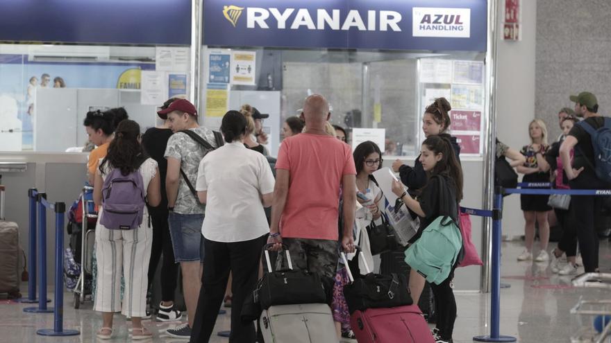 Cancelaciones y numerosos vuelos retrasados en el aeropuerto de Palma por la huelga de Ryanair y los controladores de Marsella