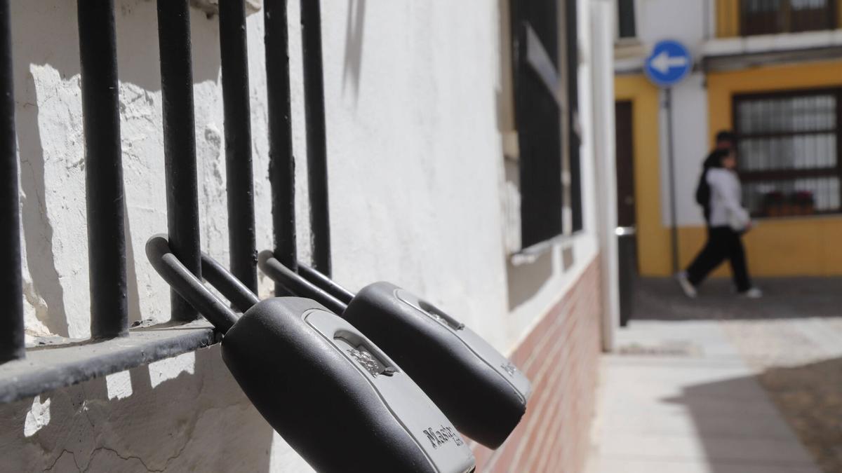 Candados que pueden verse por distintas zonas de la ciudad donde se guardan las llaves de las viviendas turísticas para que las coja el huésped.