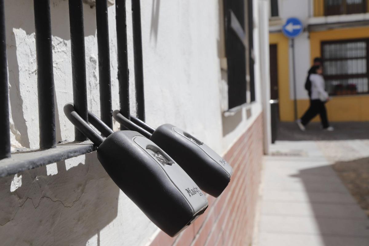 Candados que pueden verse por distintas zonas de la ciudad donde se guardan las llaves de las viviendas turísticas para que las coja el huésped.