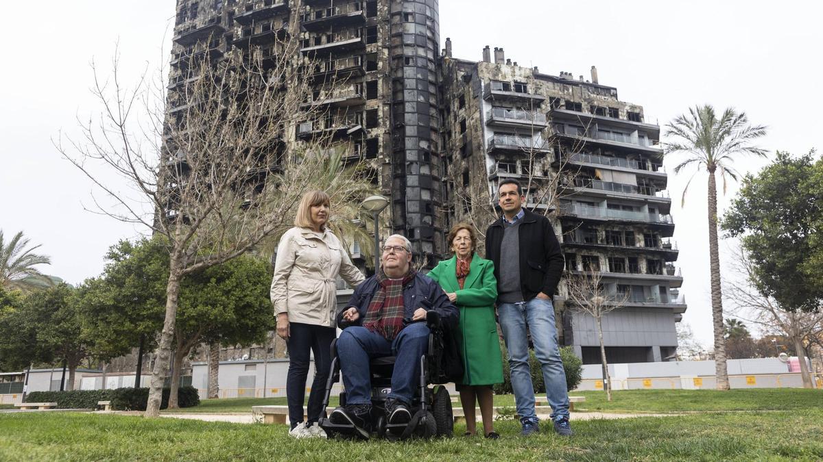 Valencia. VLC. Un mes del incendio de Campanar, cómo les ha cambiado la vida a los afectados. Varios afectados por el incendio en la parte de atrás del edificio donde se inicio el fuego