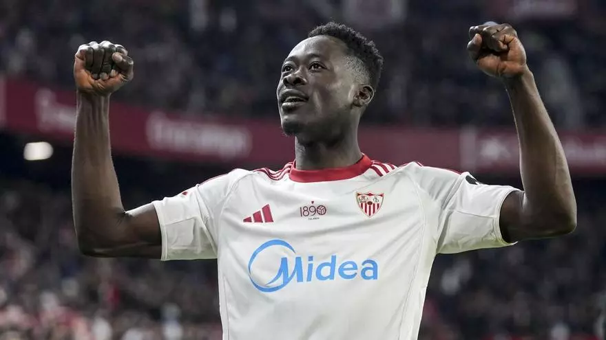 El Sevilla FC remonta el partido frente al Athletic Club gracias a los goles de Akor y Peque Fernández