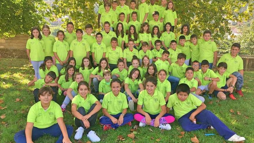 Los alumnos del colegio Carballal que participaron en los trabajos premiados. // S.A.