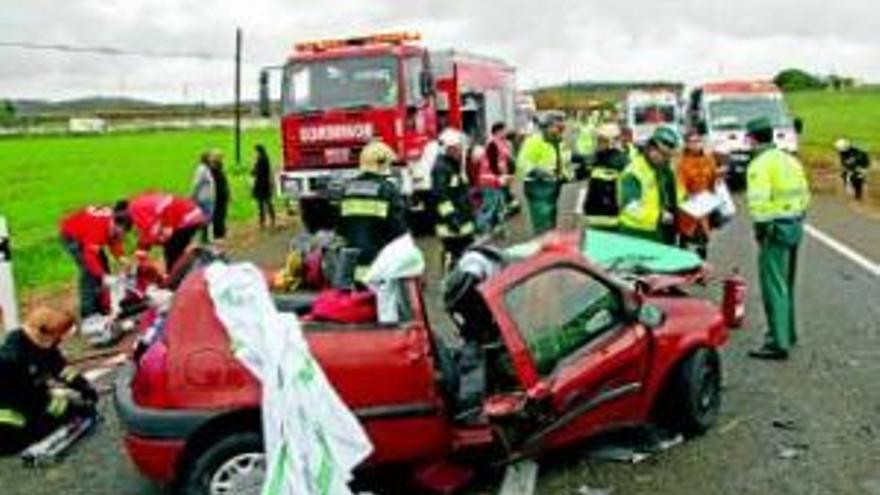 Multada por una colisión en la que murieron un exedil y su hijo