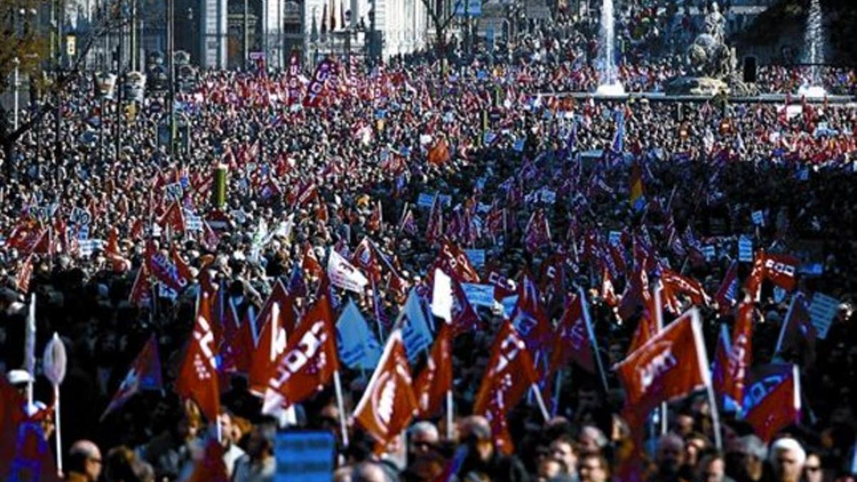 La multitudinaria manifestación de Madrid a su paso por Cibeles, ayer.