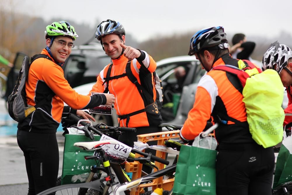 Unos 170 participantes desafiaron al mal tiempo para tomar la salida en la edición 2016 de la Ruta BTT do Cocido