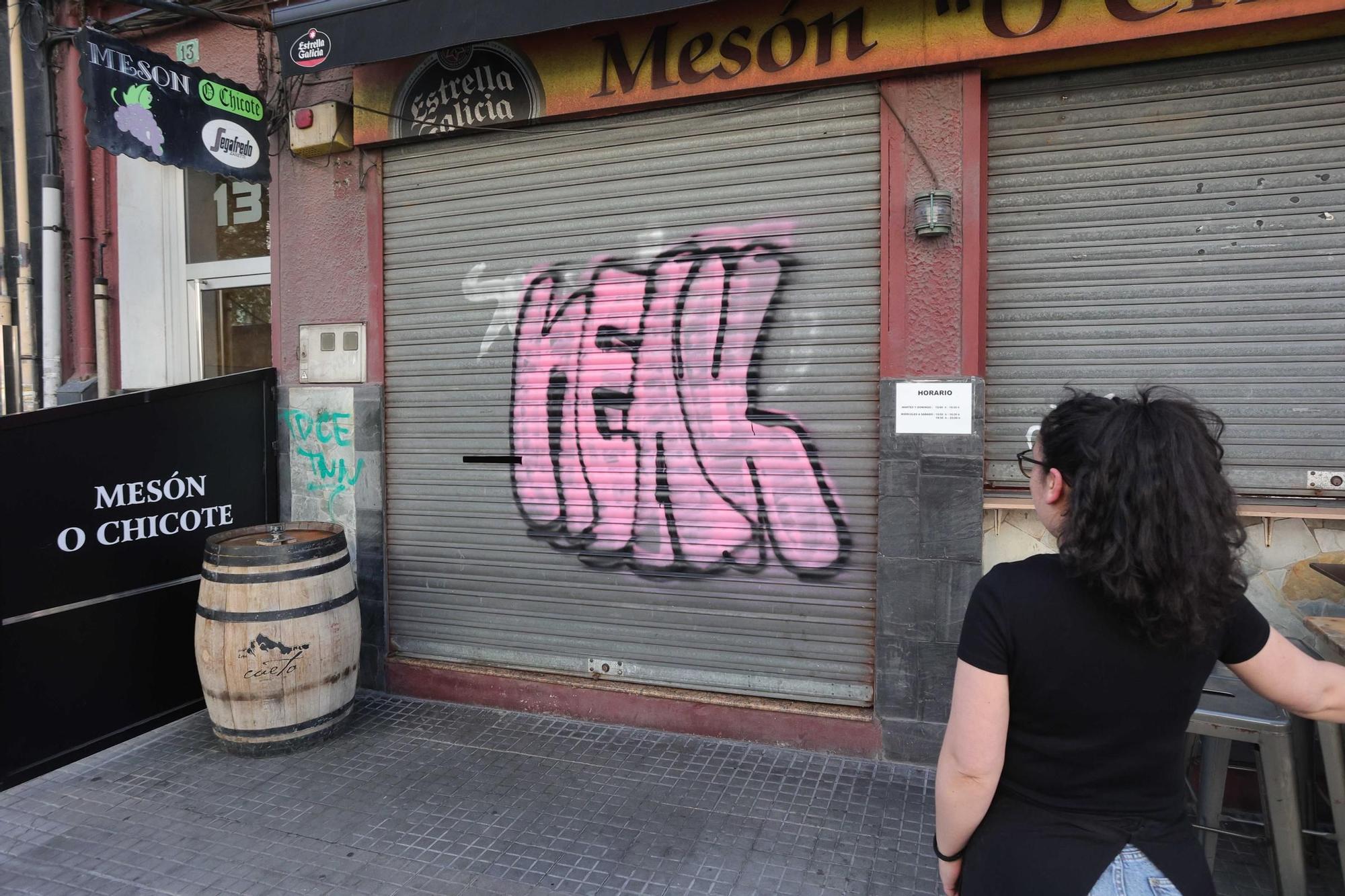 Oleada de grafitis la misma noche en seis bajos de Nicomedes Pastor Díaz
