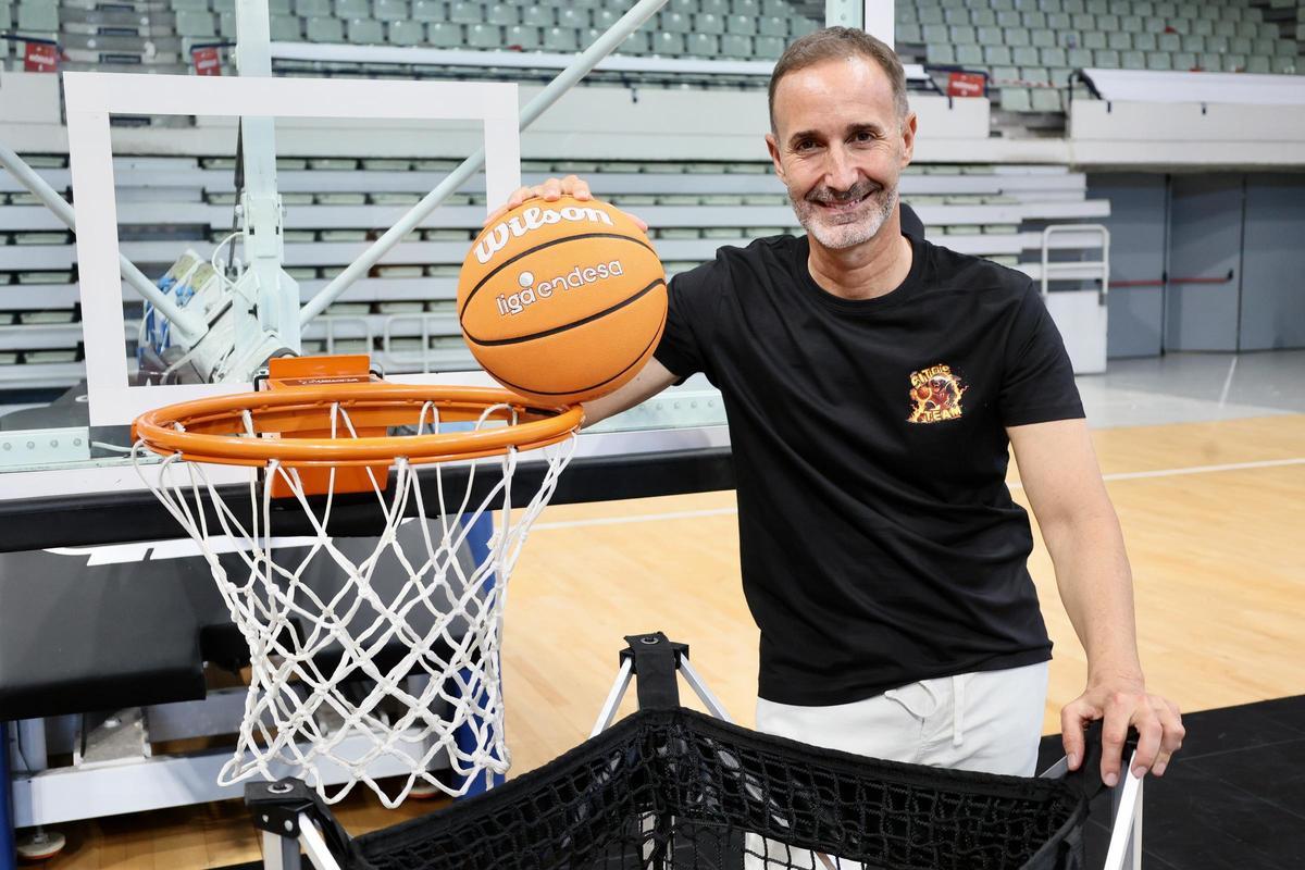 Sito Alonso, en el Palacio de los Deportes, posando para La Opinión.