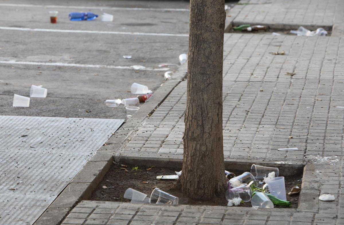 Suciedad en una calle del Port de Sagunt.