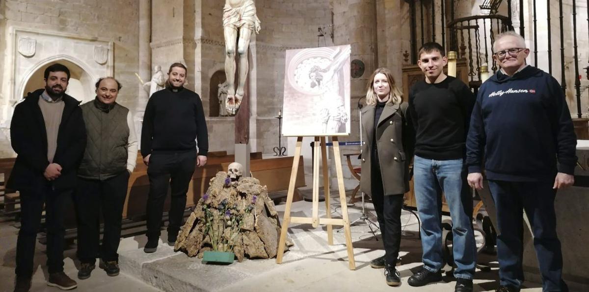 González, con responsables de la hermandad y los párrocos, presenta el cartel. | M. J. C.