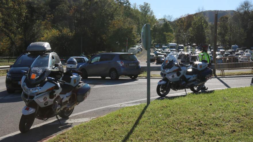 Dos mossos vigilant l&#039;accés a l&#039;aparcament de Can Serra de la Fageda d&#039;en Jordà