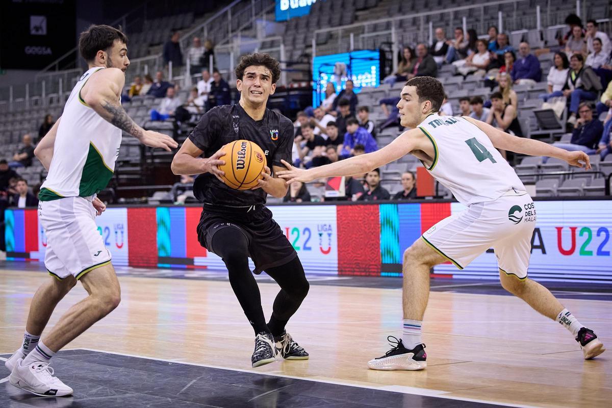 Luca Medal penetra a canasta en un partido del Granada ante el Murcia dentro de la Liga U.