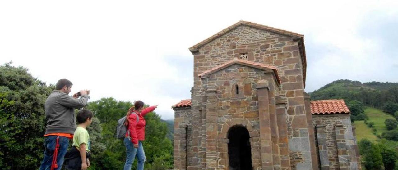 Turistas en el entorno de la iglesia de Santa Cristina, en Palacio de Felgueras.