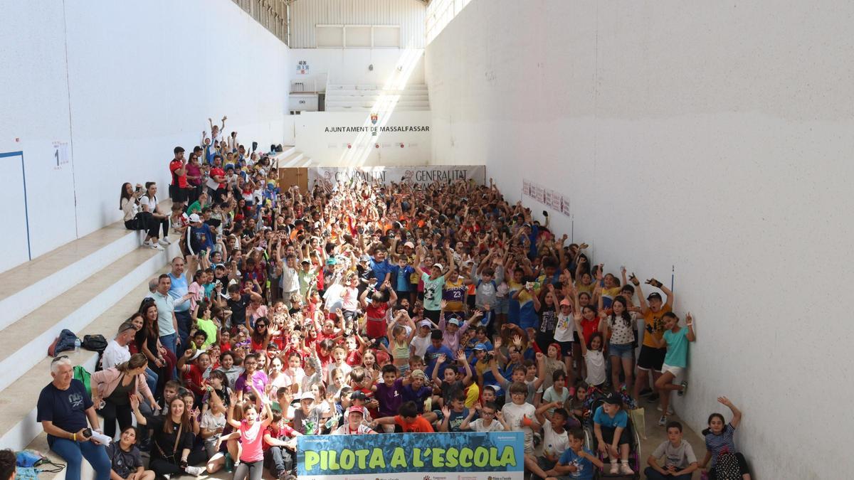 Prop de 700 xiquets i xiquetes de 4t de Primària es donaren cita en el Poliesportiu Municipal per a gaudir d’una nova jornada al voltant del nostre esport.
