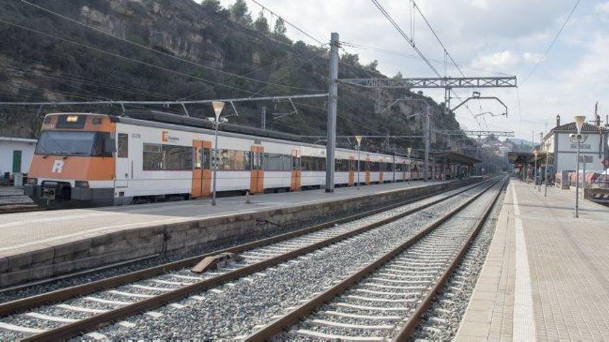 Un tren surt mitja hora tard de Manresa després de fer evacuar els viatgers