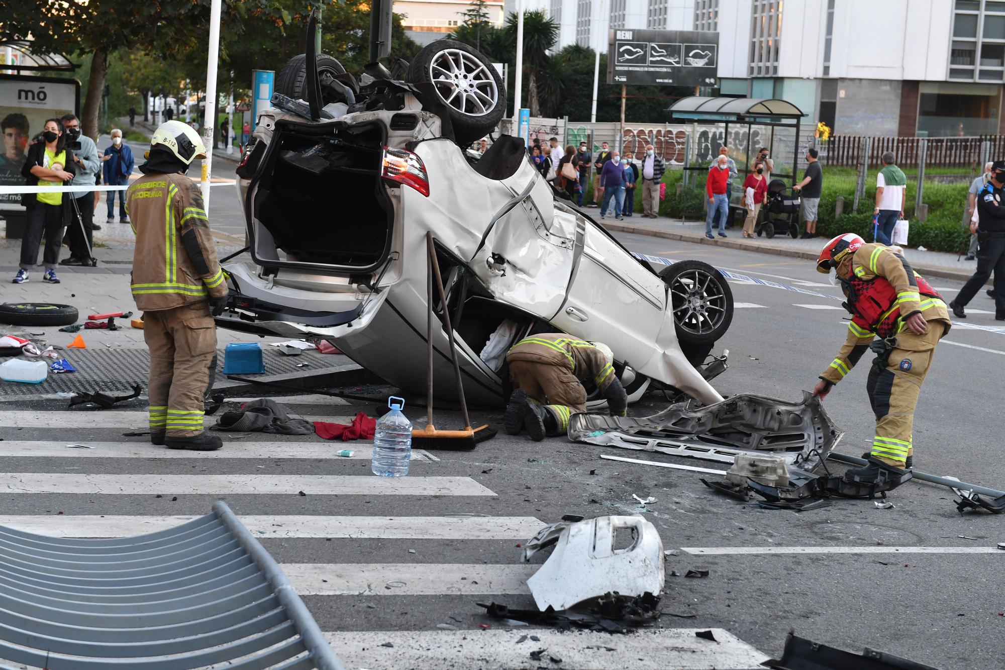 Espectacular accidente en A Coruña con un coche precipitado de un viaducto